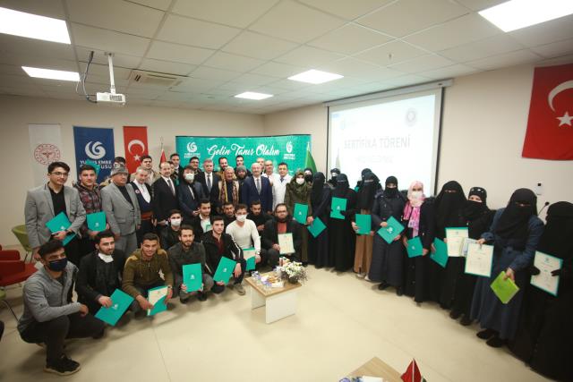 سوريا.. طلبة الطب يحصلون على شهادات في اللغة التركية