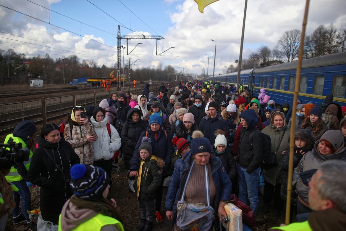 عدد من الأوكرانين الذين يصلون بقطار إنساني من مدينة لفيف الأوكرانية، يقيمون في مخيم بجوار محطة قطار أولكوز في بولندا (الأوروبية)