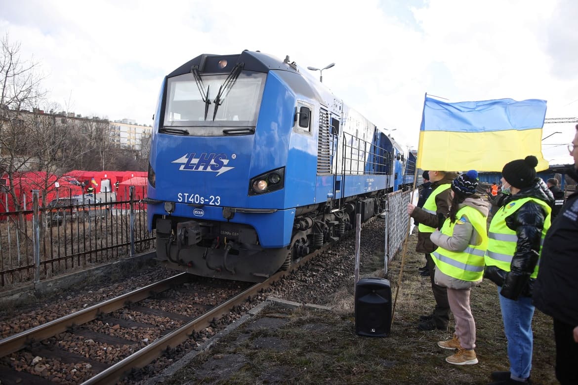 علم أوكرانيا في انتظار اللاجئين القادمين من لفيف لدى وصولهم محطة قطار أولكوز البولندية (الأوروبية)