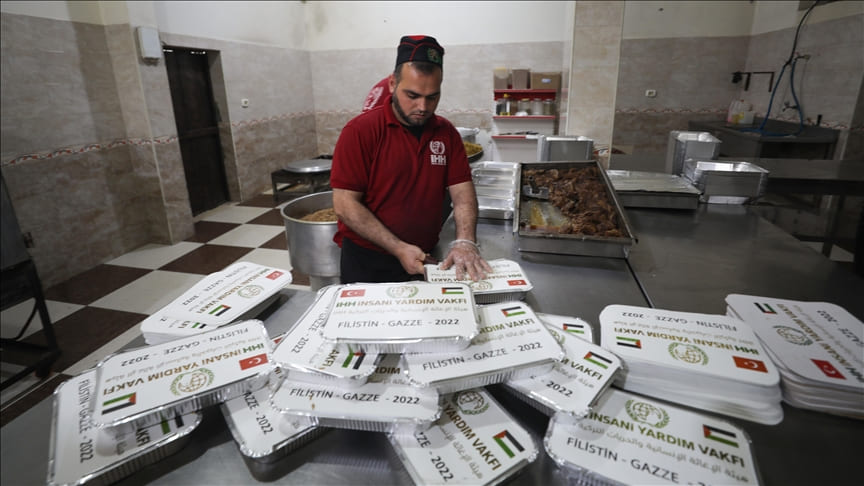 توزيع مواد غذائية على الأسر الفقيرة والأيتام في غزة