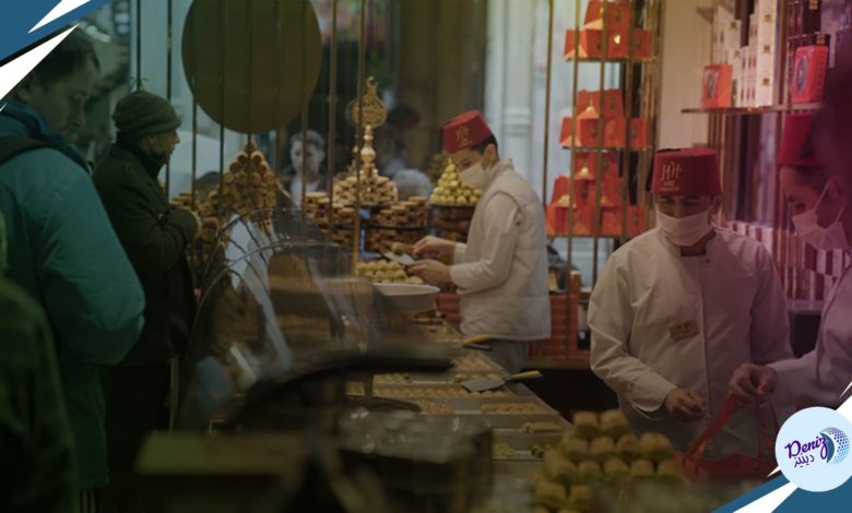 حلويات رمضان التركية بجانب الحلويات العربية في أسواق إسطنبول