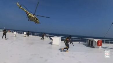 اقتياد “غالاكسي ليدر” إلى ميناء الحديدة في اليمن وسفينتين في البحر الأحمر تغيران مسارهما