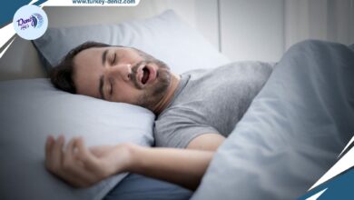 وضعية النوم تسبب الشخير.. فما أعراضه وعلاجه؟