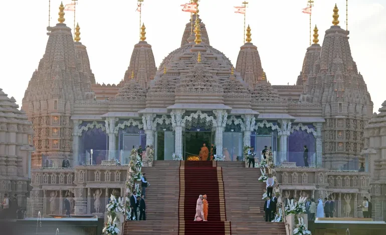 افتتاح رئيس الوزراء الهندي لمعبد هندوسي في الإمارات