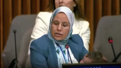 مغربية تلقي كلمة في الأمم المتحدة وهي تحمل رضيعها دون أن يوقظه التصفيق